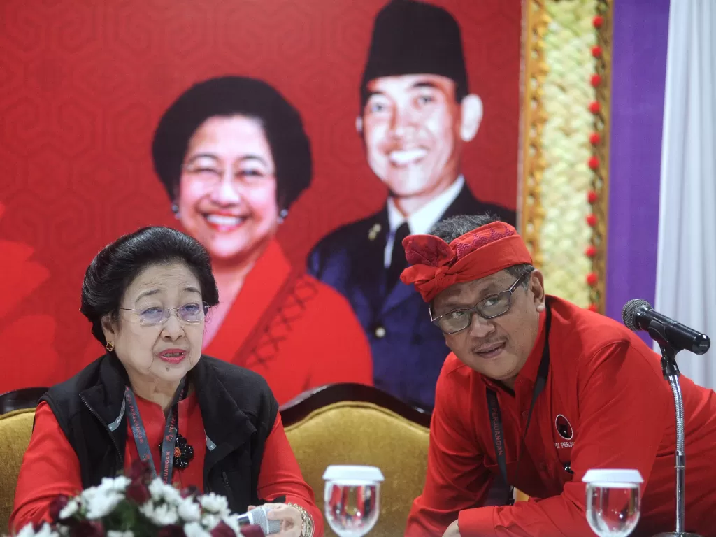Ketua Umum PDI Perjuangan Megawati Soekarnoputri dengan Sekjen PDI Perjuangan Hasto Kristiyanto, dalam Kongres V PDI Perjuangan di Sanur, Denpasar, Bali, Kamis (8/8/2019). (ANTARA FOTO/Fikri Yusuf)