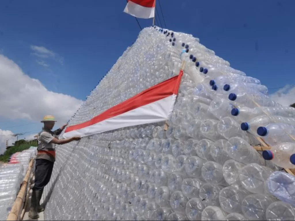 Ornamen piramida yang dibuat dengan memanfaatkan 12 ribu botol plastik bekas dari sampah para pendaki Gunung Merbabu. (Antara foto/Aloysius Jarot Nugroho)