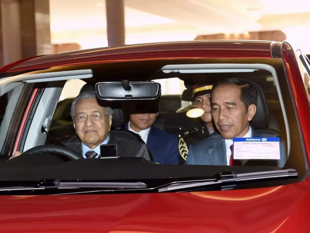 Presiden Joko Widodo (kanan) disopiri Perdana Menteri Malaysia Mahathir Mohamad, Jumat (9/8/2019). (INSTAGRAM/@jokowi)