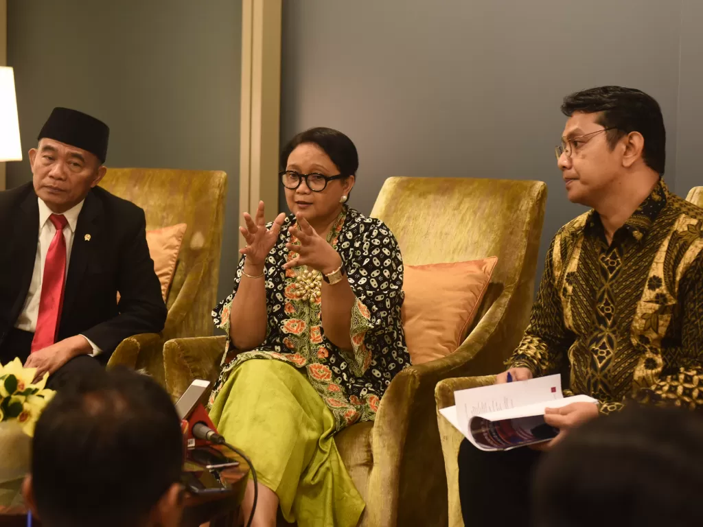 Menlu Retno Marsudi didampingi Mendikbud Muhadjir Effendy menyampaikan keterangan pers, di Hotel Hyatt, Kuala Lumpur, Malaysia, Kamis (8/8/2-19)/Deny S/Humas
