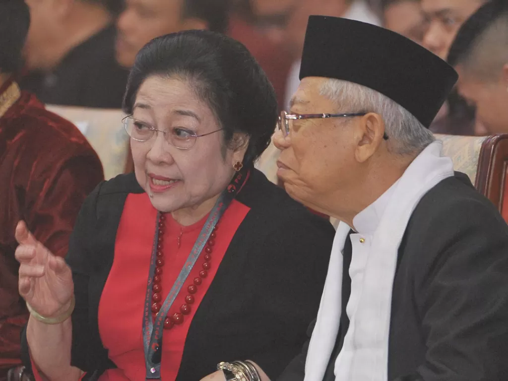 Megawati berbicara dengan Ma'ruf Amin dalam Kongres PDI-P (ANTARA/yoman Budhiana).
