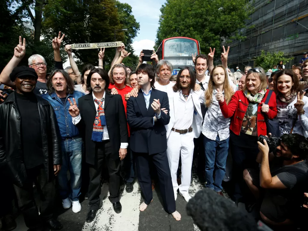 Para penggemar The Beatles di Abbey Road/Reuters. Henry Nicholls