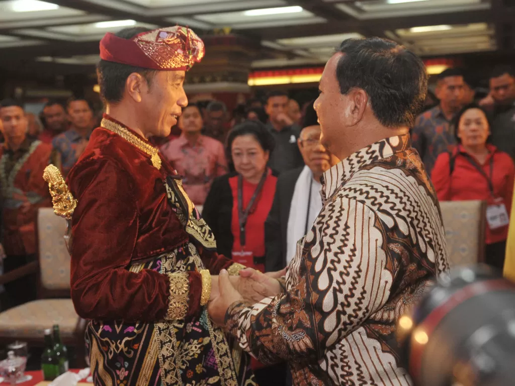 Presiden Joko Widodo (kiri) berjabat tangan dengan Ketua Umum Partai Gerindra Prabowo Subianto saat hadir pada pembukaan Kongres V PDIP di Sanur, Bali, Kamis (8/8/2019). ANTARA FOTO/Nyoman Budhiana/ama