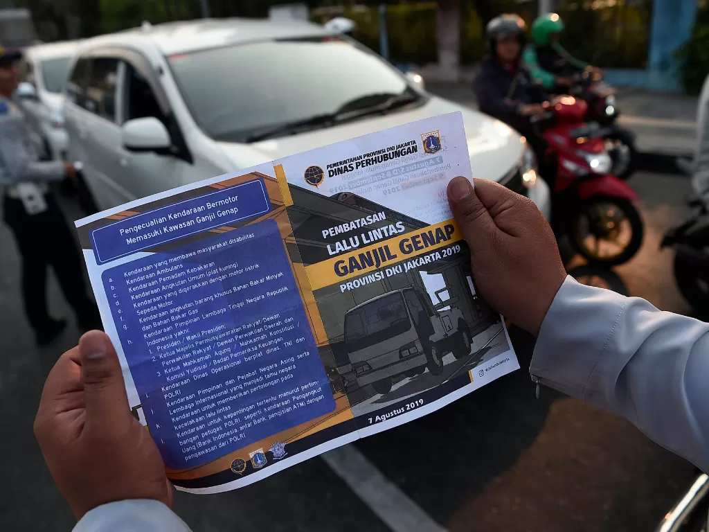 Petugas Dinas Perhubungan DKI Jakarta menyosialisasikan perluasan aturan ganjil genap di Jalan Suryopranoto, Jakarta Pusat, Senin (1282019). (ANTARAAditya Pradana Putra).