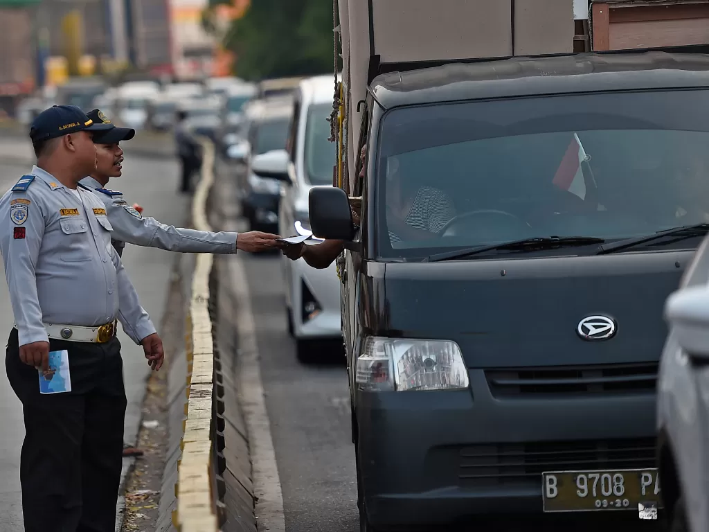 Petugas Dinas Perhubungan DKI Jakarta menyosialisasikan perluasan aturan ganjil genap di Jalan Suryopranoto, Jakarta Pusat, Senin (1282019). (ANTARAAditya Pradana Putra).