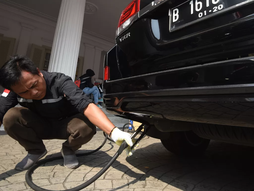 Petugas Dinas Lingkungan Hidup Provinsi DKI Jakarta melakukan uji emisi kendaraan dinas saat peluncuran aplikasi e-Uji Emisi di Balai Kota. (ANTARA/Adnan Nandawpanz).