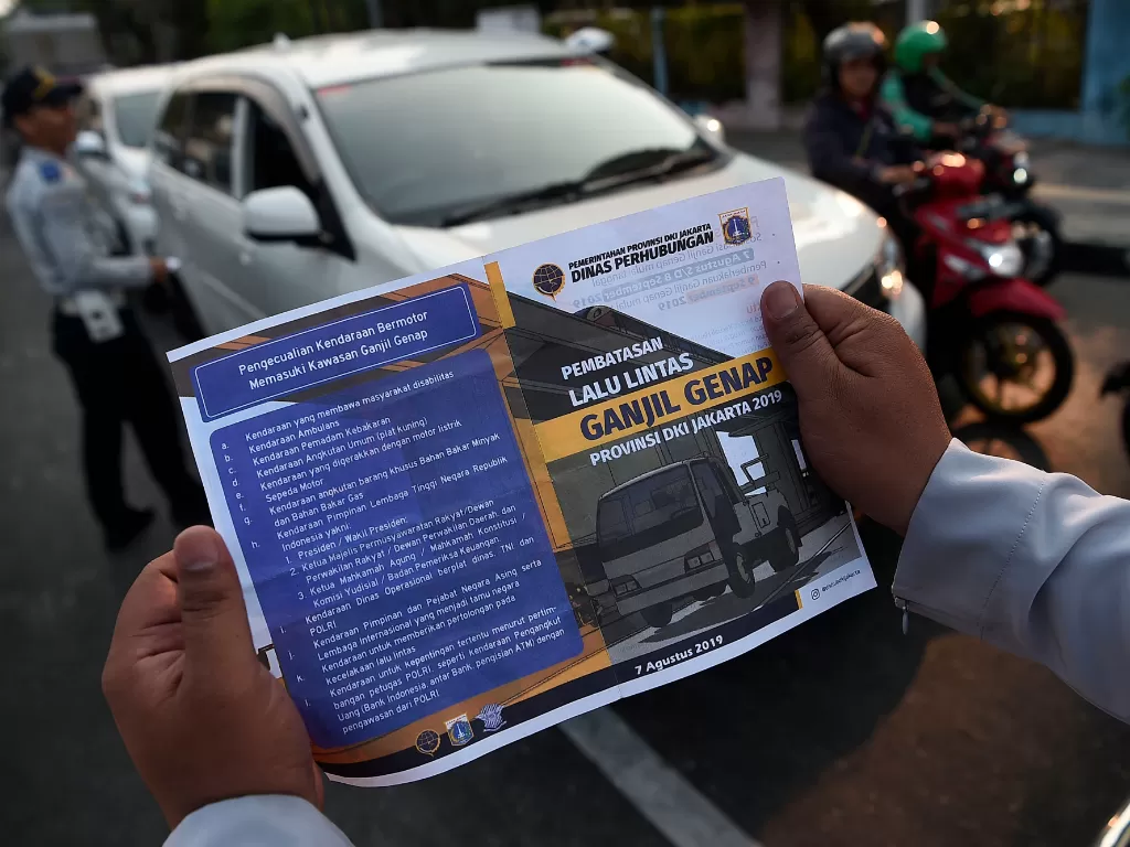 Petugas Dinas Perhubungan DKI Jakarta menyosialisasikan perluasan aturan ganjil genap di Jalan Suryopranoto, Jakarta Pusat, Senin (12/8/2019). (ANTARA/Aditya Pradana Putra)