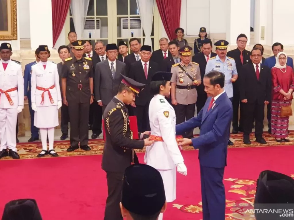 Presiden Joko Widodo saat memasang kendit kepada pemimpin upacara di Istana Negara, Jakarta pada Kamis (15/8/2019). (Antara/Bayu Prasetyo)