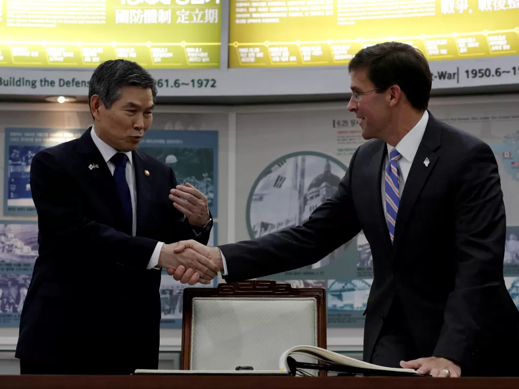 Menteri Pertahanan Korea Selatan menyambut kedatangan Menteri Pertahanan Amerika Serikat. (Lee Jin-man/Pool via Reuters)