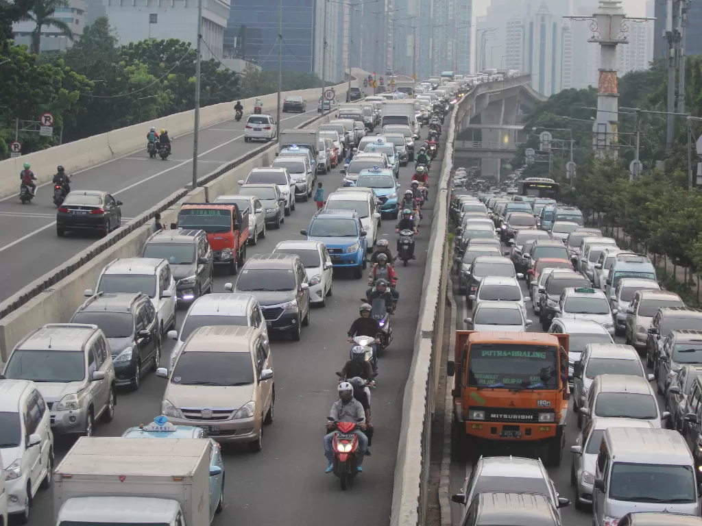 Masa uji coba perluasan kawasan ganjil genap di DKI Jakarta berimbas pada kemacetan di sejumlah ruas jalur alternatif. (ANTARA FOTO/Reno Esnir)