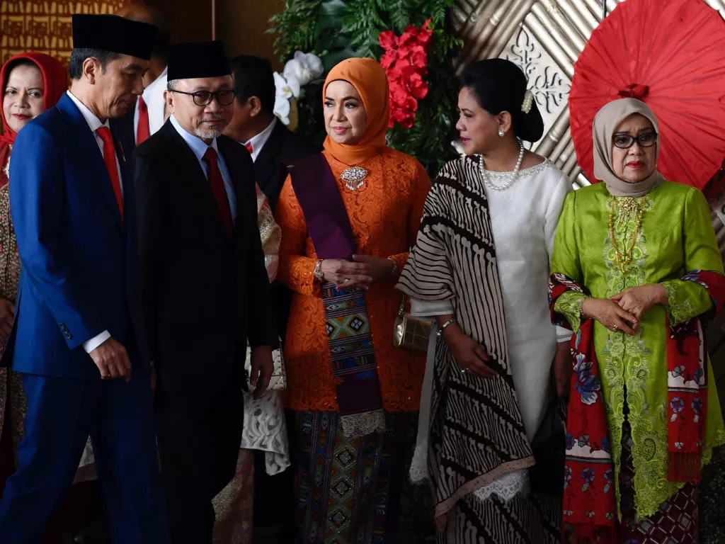 Presiden Joko Widodo (kedua kiri) berjalan bersama Ketua MPR Zulkifli Hasan (ketiga kiri) setibanya di Ruang Rapat Paripurna, Kompleks Parlemen, Jakarta, Jumat (16/8/2019)/ANTARA FOTO/Sigid Kurniawan/ama.