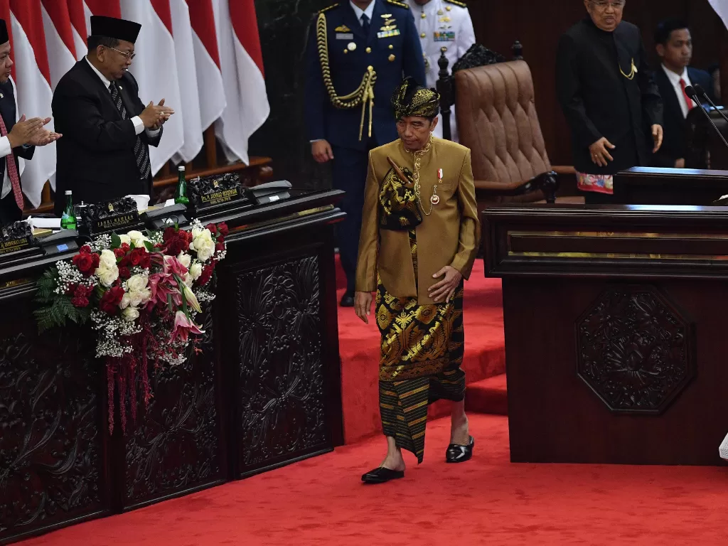 Presiden Joko Widodo dengan baju adat suku Sasak NTB berjalan seusai menyampaikan pidato kenegaraan dalam rangka HUT Ke-74 Kemerdekaan RI dalam Sidang Bersama DPD-DPR di Kompleks Parlemen, Senayan, Jakarta, Jumat (16/8/2019). (ANTARA FOTO/Sigid Kurniawan)