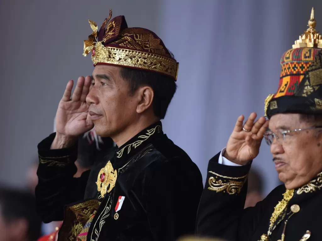 Presiden Joko Widodo (kiri) didampingi Wakil Presiden Jusuf Kalla (kanan) melakukan hormat saat menjadi Inspektur Upacara dalam Upacara Peringatan Detik-Detik Proklamasi Kemerdekaan Indonesia ke-74 Tahun 2019 di Istana Merdeka, Jakarta, Sabtu (17/8/2019).
