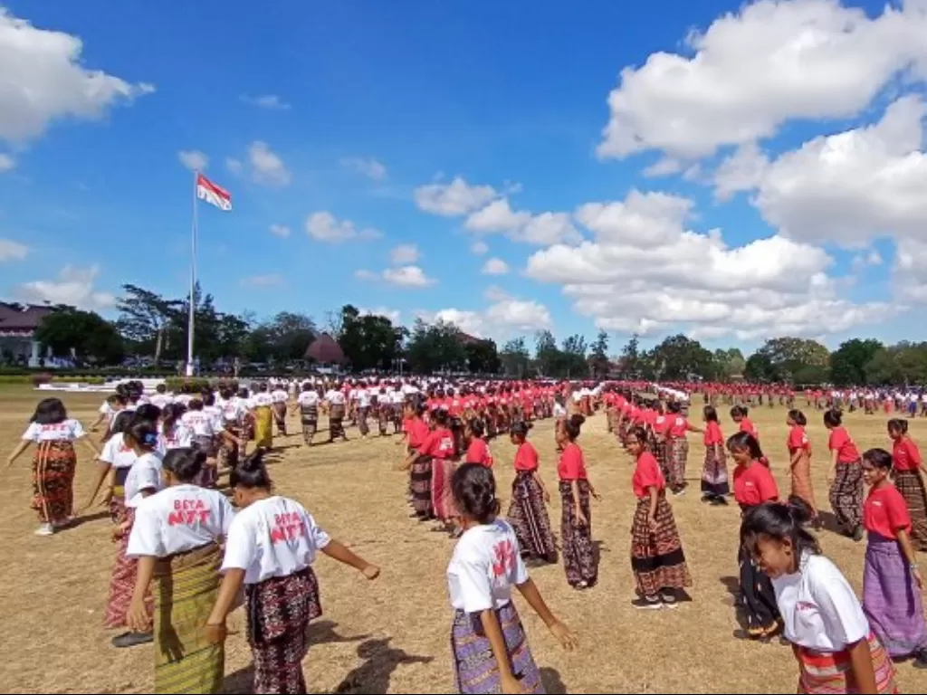  Seribu penari dari 50 SMA dan SMK di Kota Kupang memperagakan tarian kolosal yang menceritakan tentang potensi pariwisata yang ada di Nusa Tenggara Timur, Sabtu (17/8/2019)/Antara Foto/ Kornelis Kaha.