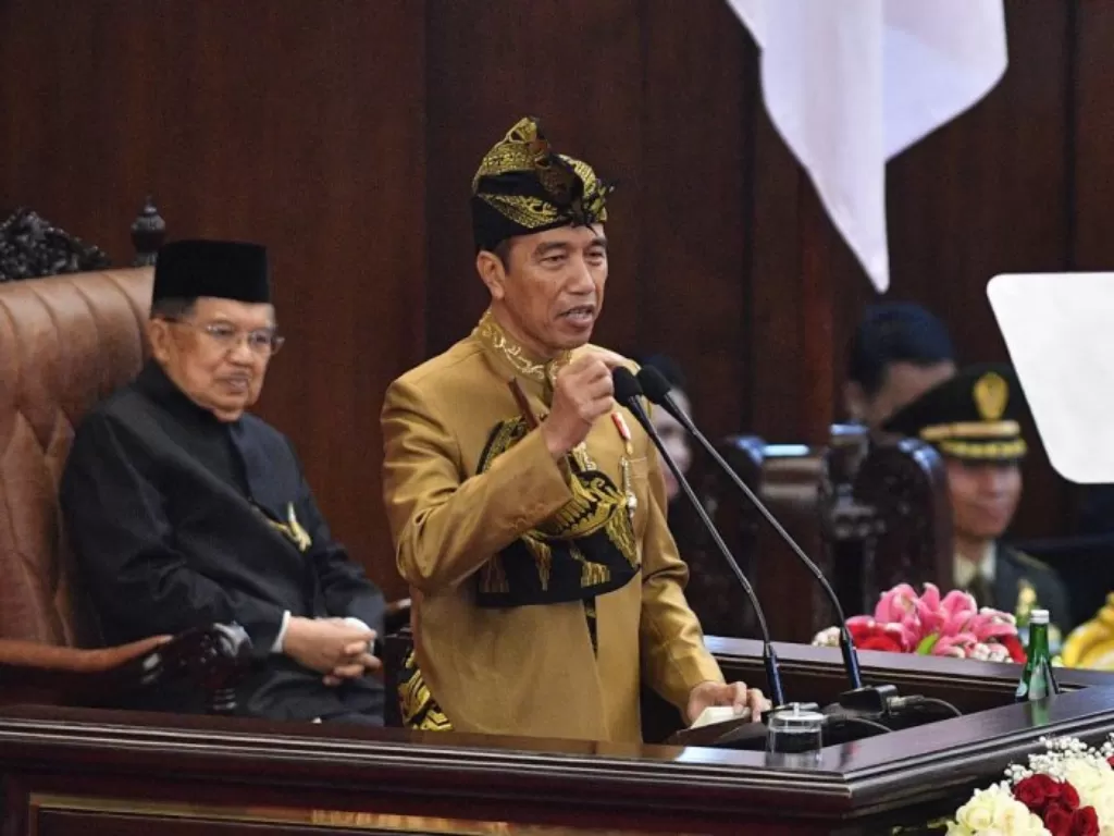 Presiden Joko Widodo dengan baju adat suku Sasak NTB menyampaikan pidato kenegaraan di Kompleks Parlemen, Senayan, Jakarta, Jumat (16/8/2019). (ANTARA/Sigid Kurniawan).