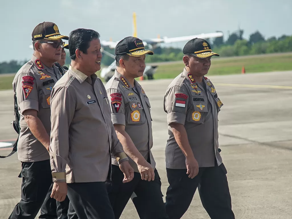 Kapolri Jenderal Pol Tito Karnavian (kedua kanan) didampingi Plt Gubernur Kepulauan Riau Isdianto (kedua kiri) dan Kapolda Kepri Irjen Pol Andap Budhi Revianto (kanan) tiba di Bandara Hang Nadim, Batam, Kepulauan Riau, Sabtu (27/7/2019). ANTARA FOTO/M N K