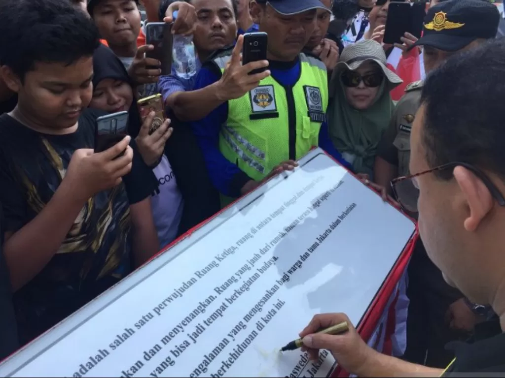 Gubernur DKI Jakarta Anies Baswedan menandatangani prasasti pada peresmian dua Tempat Budaya di Dusun Hulu, Sudirman, Jakarta Pusat, Minggu (8/8/2019) (ANTARA / Shofi Ayudiana)