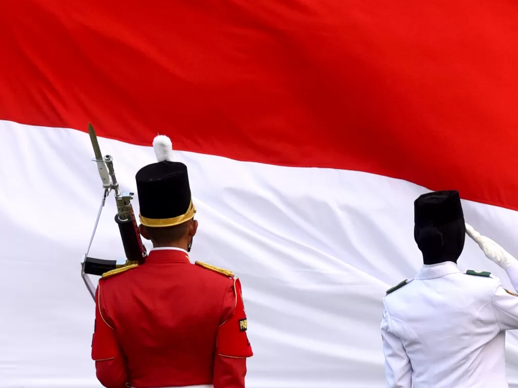 Pasukan Pengibar Bendera Pusaka (Paskibraka) memberi hormat saat Upacara Penurunan Bendera Merah Putih di Istana Merdeka, Jakarta, Sabtu (17/8/2019). ANTARA FOTO/Akbar Nugroho Gumay/wsj.