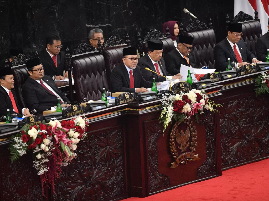 Ketua MPR Zulkifli Hasan (ketiga kiri) memimpin Sidang Tahunan MPR di Kompleks Parlemen, Senayan, Jakarta, Jumat (16/8/2019). ANTARA FOTO/Sigid Kurniawan/ama.