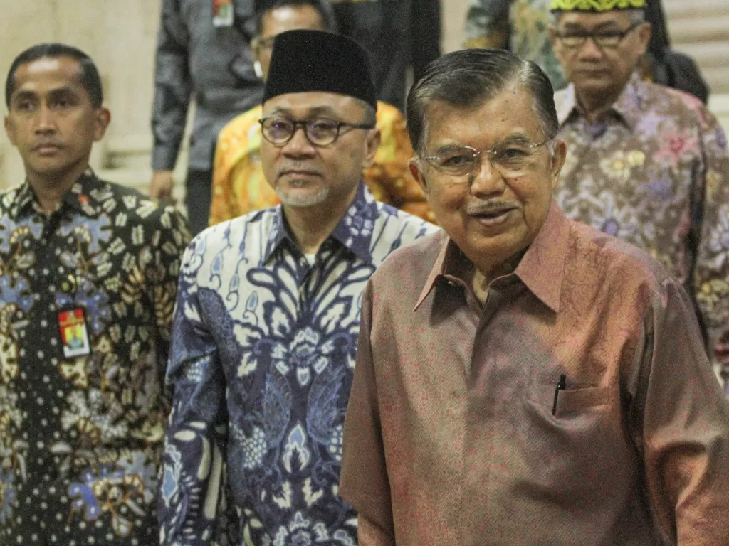 Wakil Presiden Jusuf Kalla (kanan) dan Ketua MPR Zulkifli Hasan (tengah) berjalan keluar ruangan usai menghadiri peringatan Hari Konstitusi, di Gedung Nusantara, Jakarta Pusat, Minggu (18/8/2019).ANTARA FOTO/Asprilla Dwi Adha/ama.