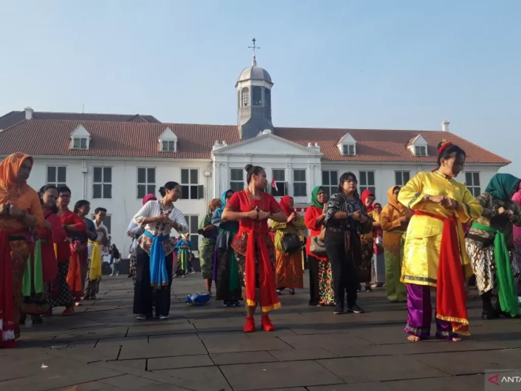 Sekitar 200 penari dari berbagai komunitas dan kalangan melestarikan tari Cokek di pelataran Museum Fatahillah yang merupakan akulturasi budaya Betawi, Cina dan Sunda yang nyaris hilang. (ANTARA News/Muhammad Zulfikar)	