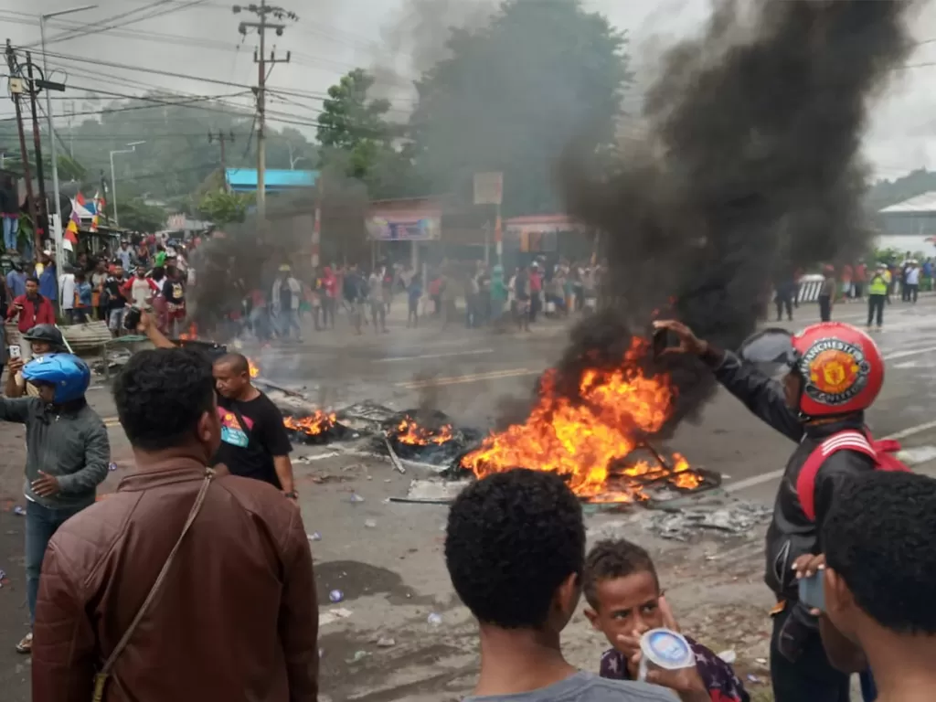 Massa membakar ban saat kerusuhan di pintu masuk Jl. Trikora Wosi Manokwari, Senin (19/8/2019). (ANTARA FOTO/Toyiban)
