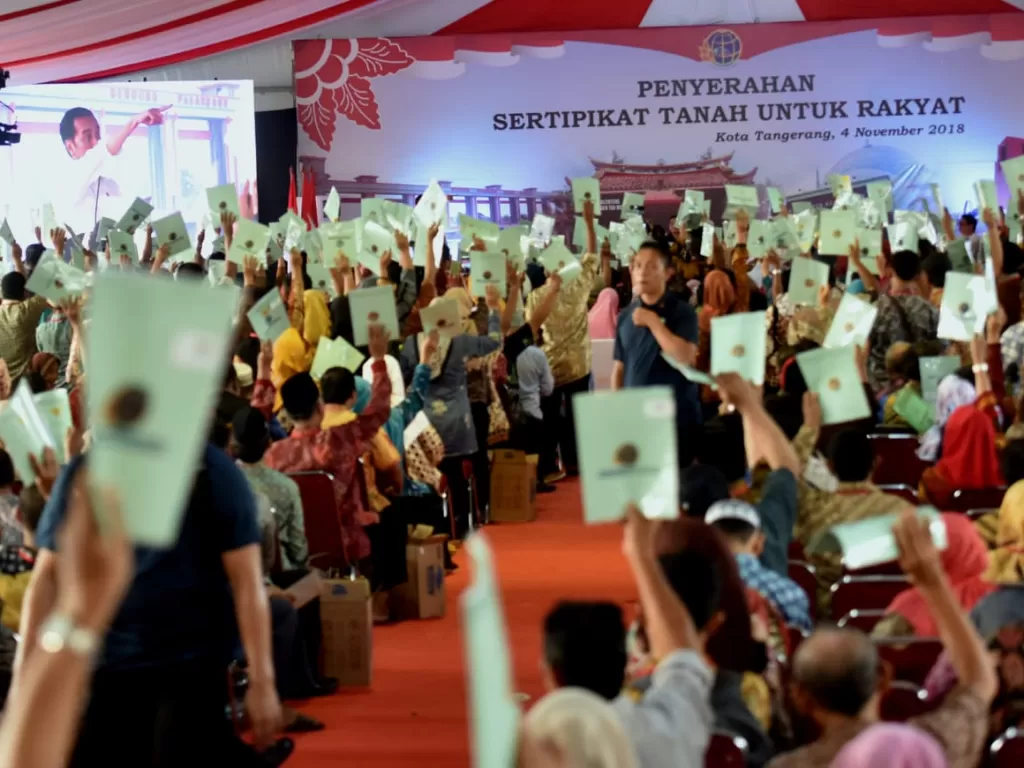Presiden saat menyerahkan sertifikat bidang tanah kepada warga kota Tangerang di halaman Mal Alam Sutera, Tangerang, Minggu (4/11/2018). (Foto: Humas/Rahmat)