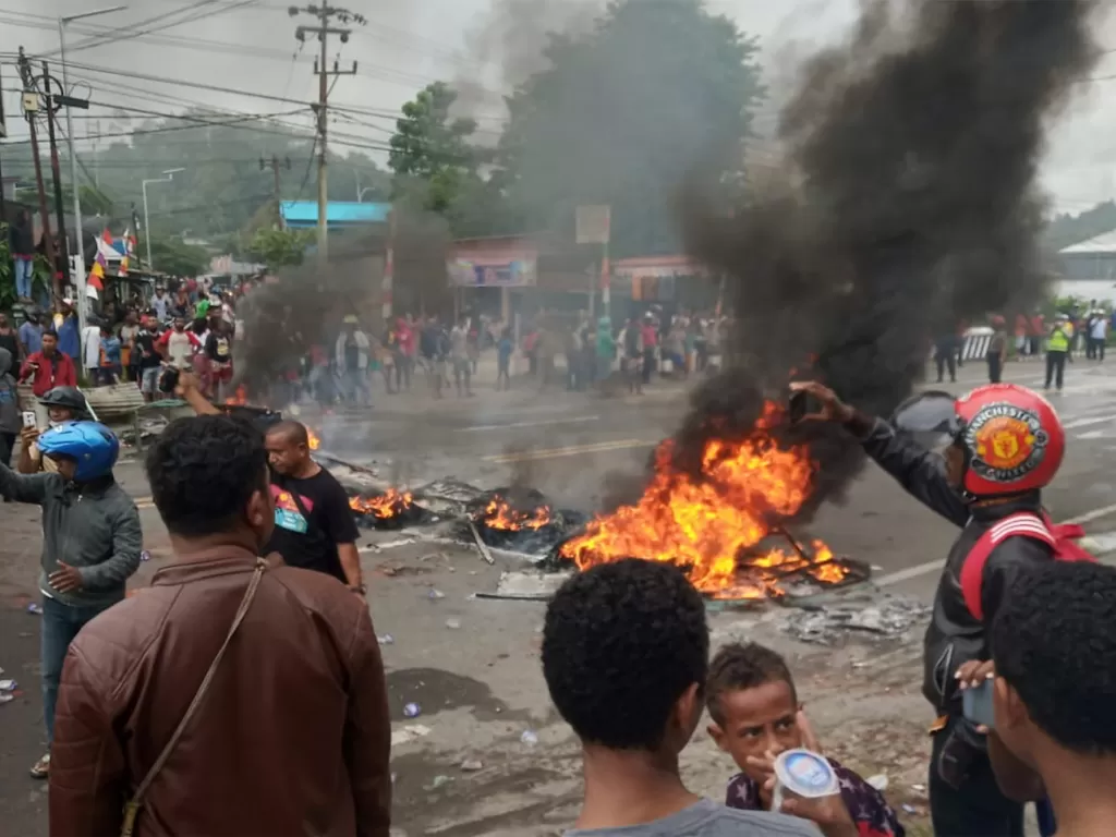 Massa membakar ban saat kerusuhan di pintu masuk Jl. Trikora Wosi Manokwari, Senin (19/8/2019). (ANTARA/Toyiban).