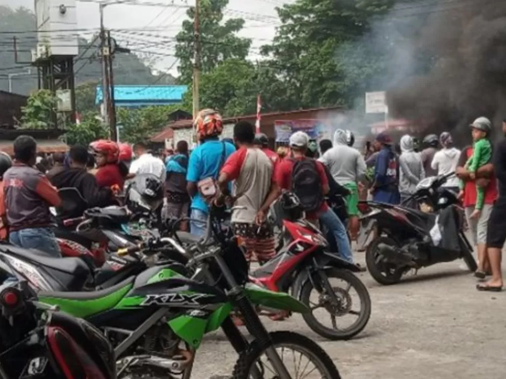 Massa memblokade pintu masuk Jl.Trikora Wosi Manokwari, Papua Barat, pada Senin (19/8/2019) dan sejumlah petugas polisi nampak berjaga-jaga di lokasi tersebut. (Antaranews.com/Toyiban)