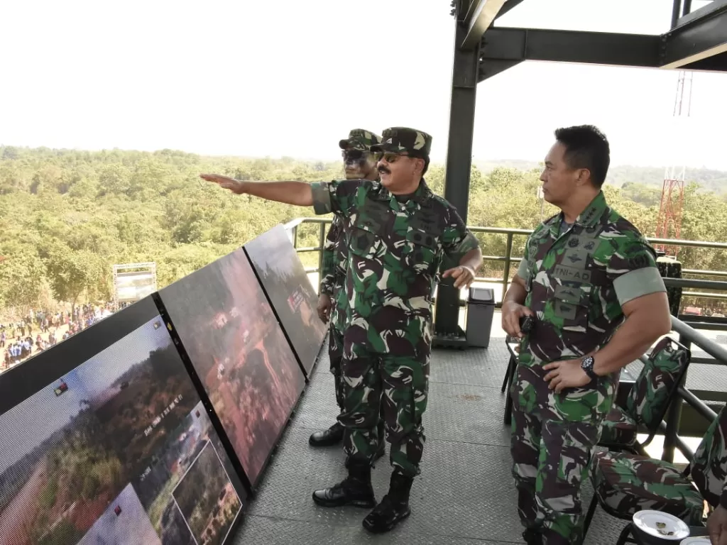 Panglima TNI Marsekal TNI Hadi Tjahjanto saat meninjau pelaksanaan latihan. (Puspen TNI)