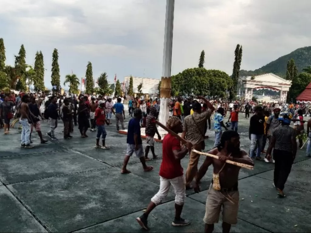 Massa yang tiba di Kantor Gubernur Papua. (Antara/Hendriana Dian Kandipi)
