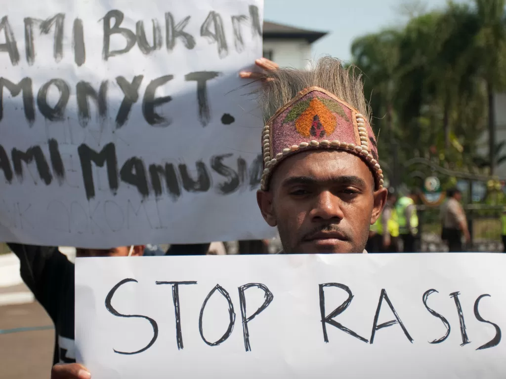 Massa yang tergabung dalam Ikatan Mahasiswa Papua Sejawa-Bali melakukan aksi unjukrasa damai di Depan Gedung Sate, Bandung, Jawa Barat, Senin (19/8/2019). (ANTARA/Novrian Arbi).