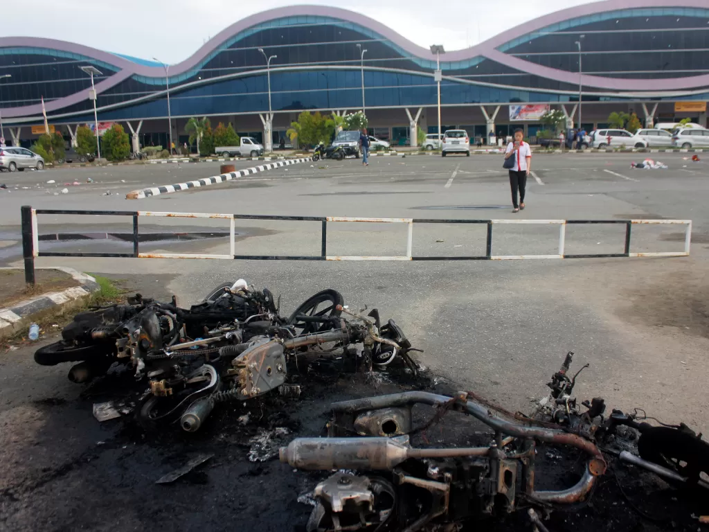 Bangkai sepeda motor usai dibakar massa di parkiran Bandara Domine Eduard Osok (DEO) Kota Sorong, Papua Barat, Senin (19/8/2019). (ANTARA FOTO/Olha Mulalinda)