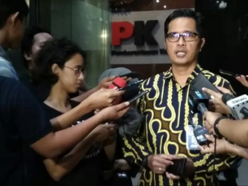 Juru Bicara KPK Febri Diansyah saat memberikan keterangan kepada wartawa di gedung KPK, Jakarta, Rabu (14/8/2019). (Antara/Benardy Ferdiansyah)