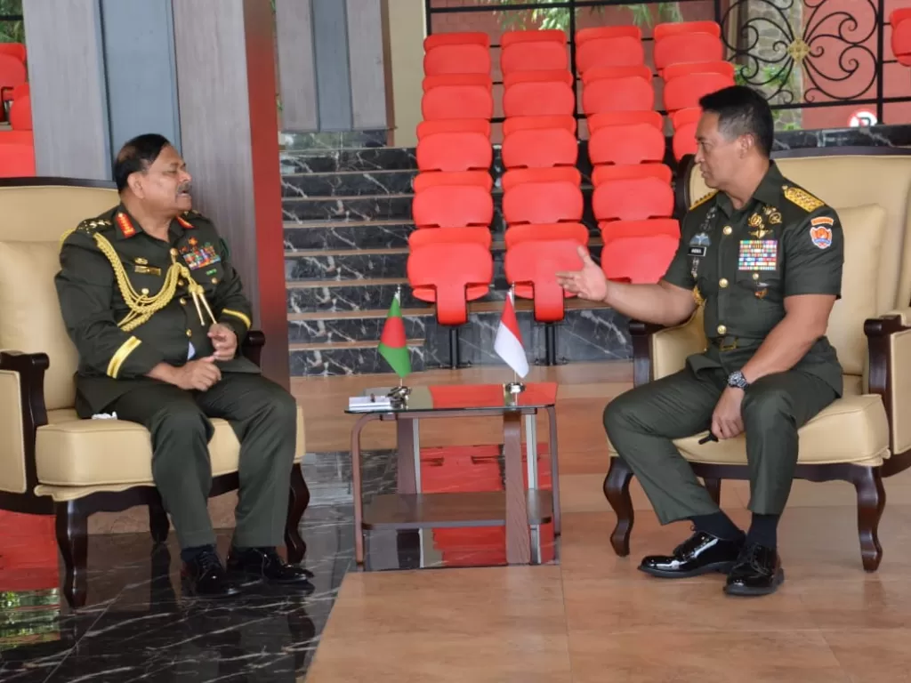 Kepala Staf TNI AD bersama Kepala Staf AD Bangladesh. (Dispenad)