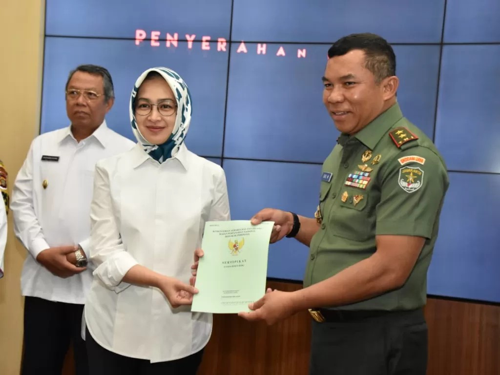 Walikota Tangsel Airin Rachmi Diany menyerahkan sertipikat tanah kepada Pangdam Jaya Mayjen TNI Eko Margiyono. (Pendam Jaya)