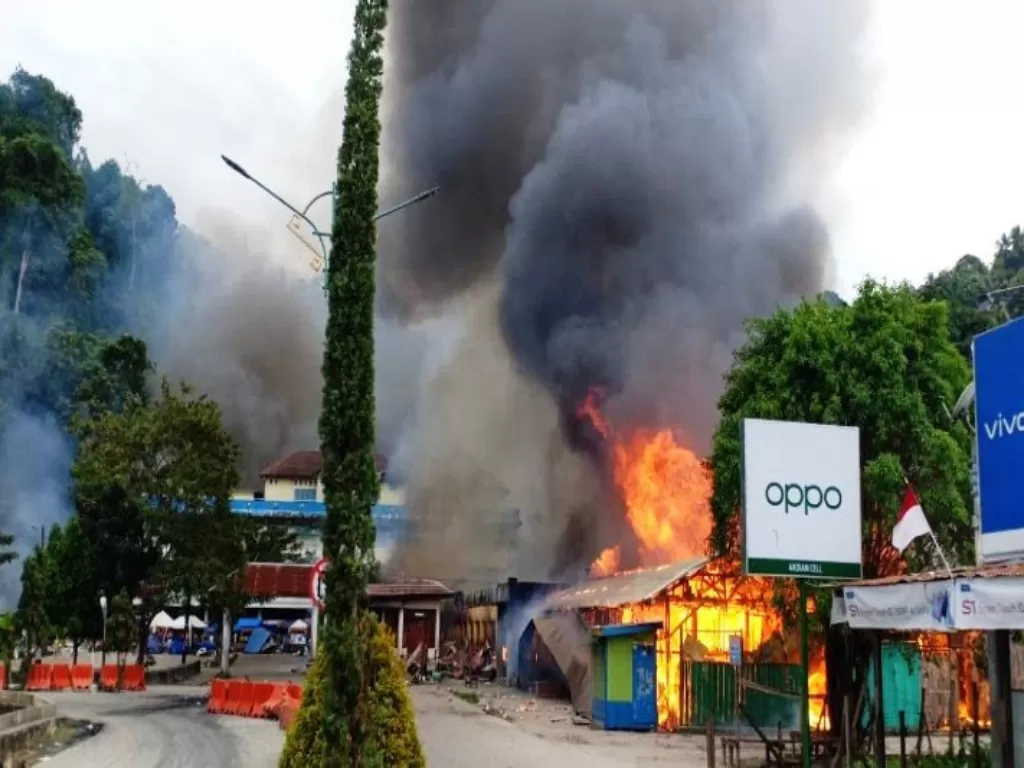 Aksi demonstrasi diwarnai pembakaran kios di Fakfak, Papua Barat, Rabu (21/8/2019). (ANTARA).)