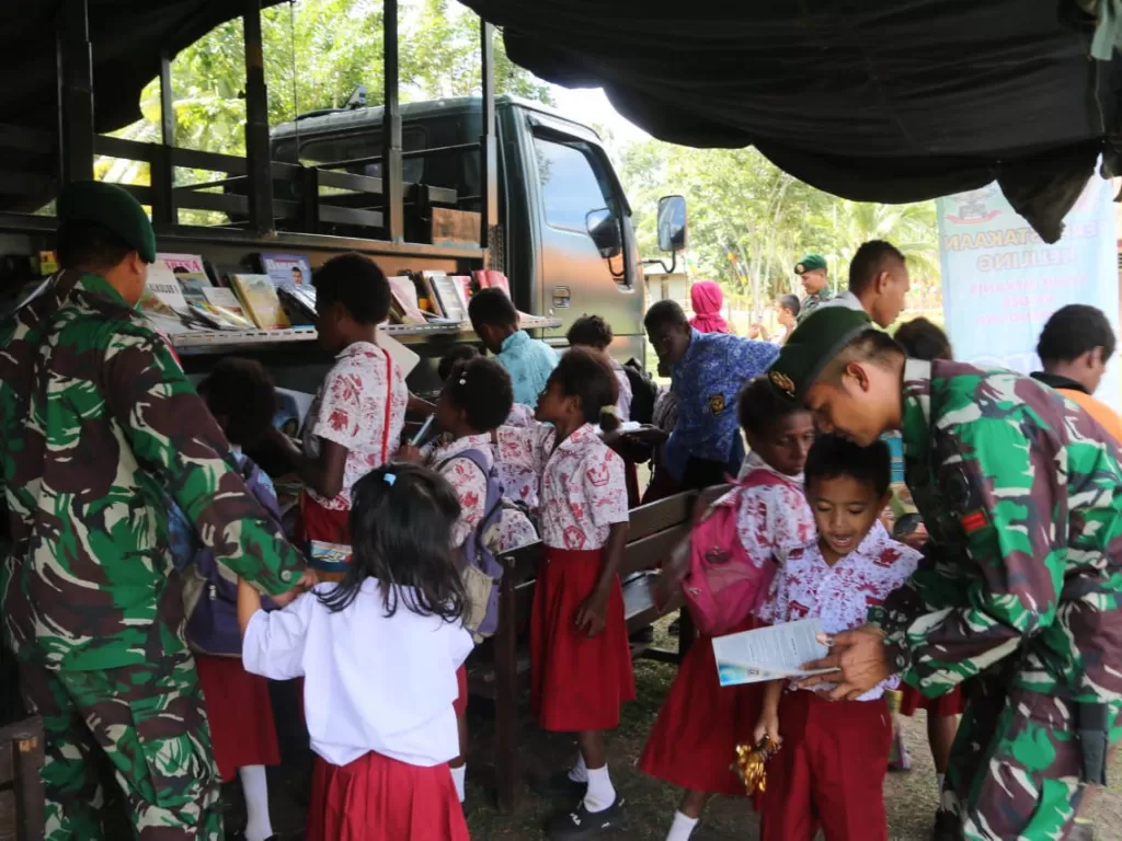 Perpustakaan keliling Satgas Pamtas di Yanggandur/Puspen TNI