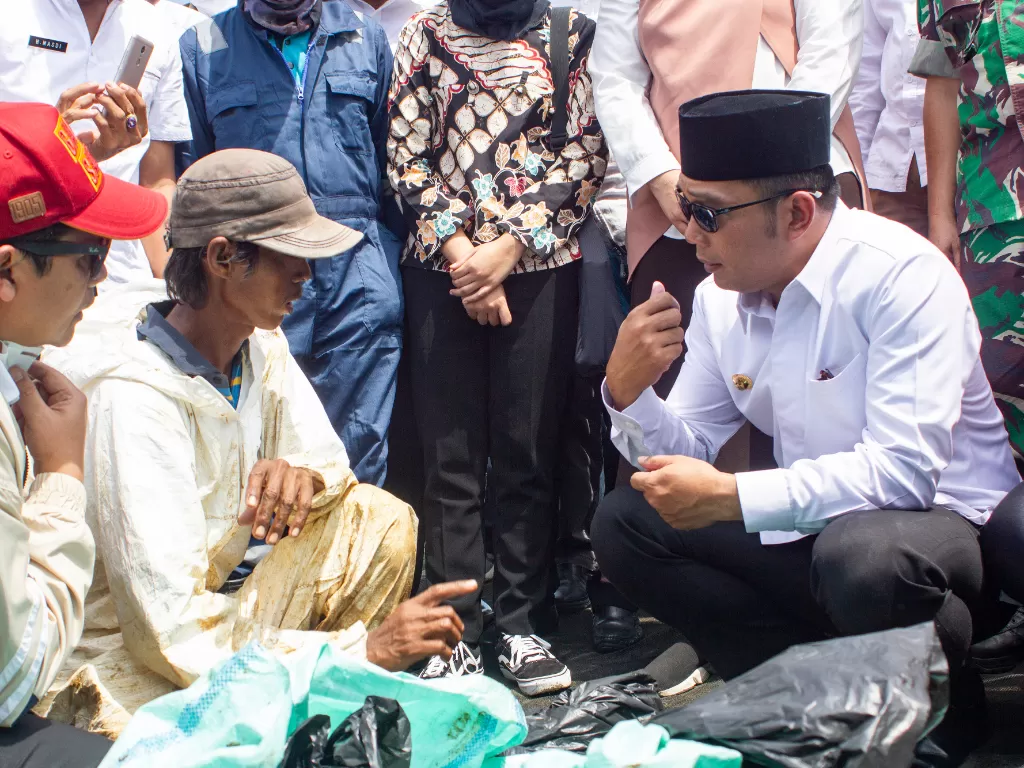 Gubernur Jawa Barat Ridwan Kamil (kanan). (ANTARA FOTO/M Ibnu Chazar)