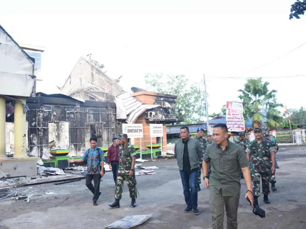 Kasum TNI Letjen TNI Joni Supriyanto (berjaket), saat meninjau lokasi kerusuhan/Puspen TNI.
