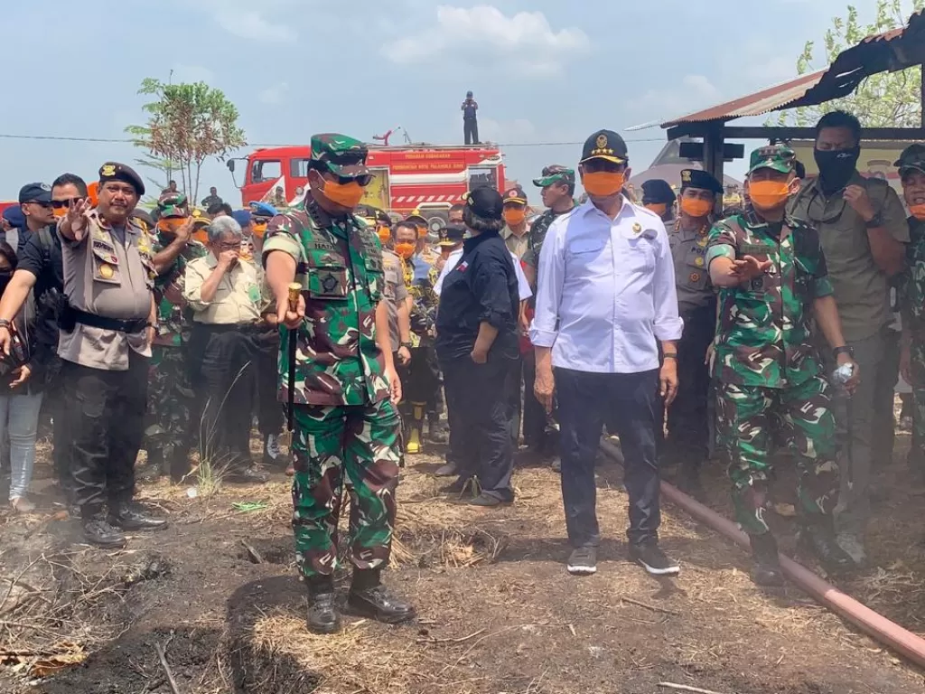 Menkopolhukam bersama Panglima TNI saat meninjau lokasi kebakaran hutan/Puspen TNI.