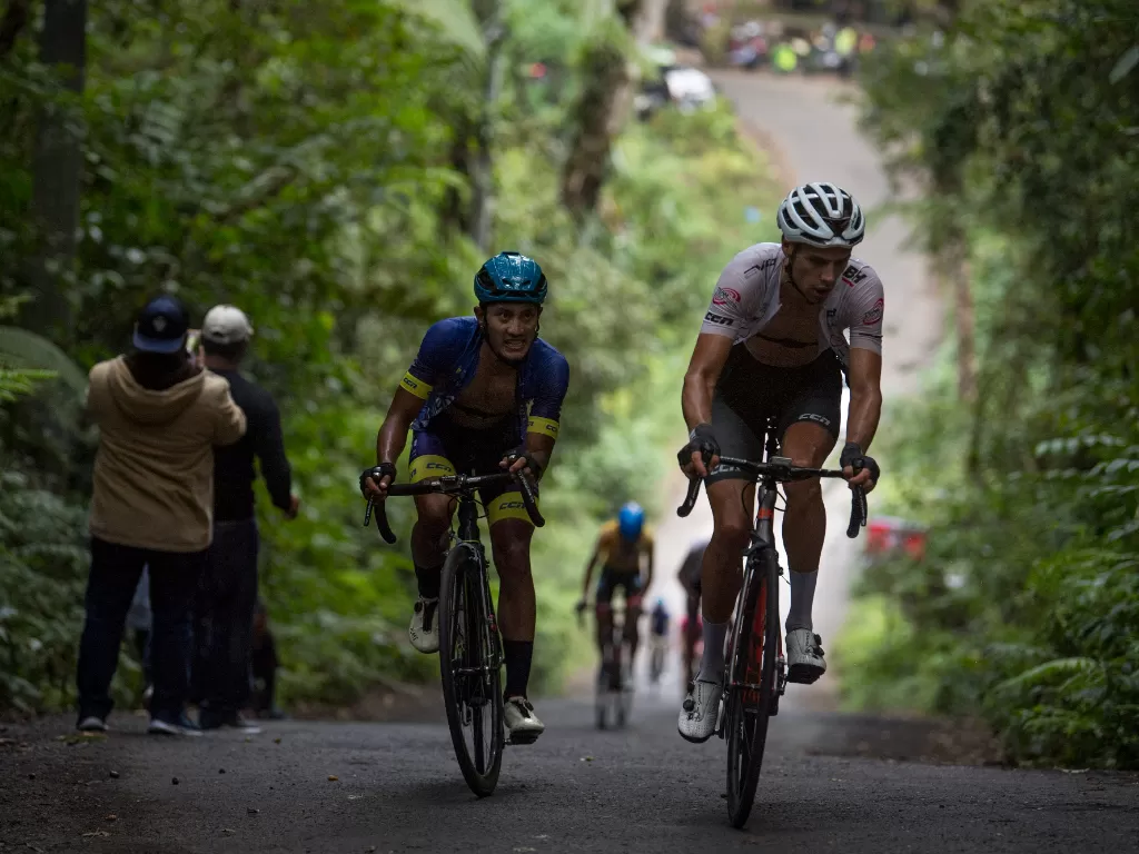 Sejumlah pebalap sepeda berusaha menaiki tanjakan Tour de Indonesia 2019/ANTARA FOTO/Sigid Kurniawan