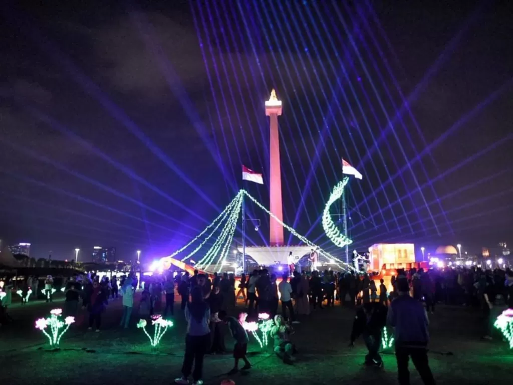 Salah satu pertunjukan Festival of Light di Monumen Nasional. Instagram/aniesbaswedan