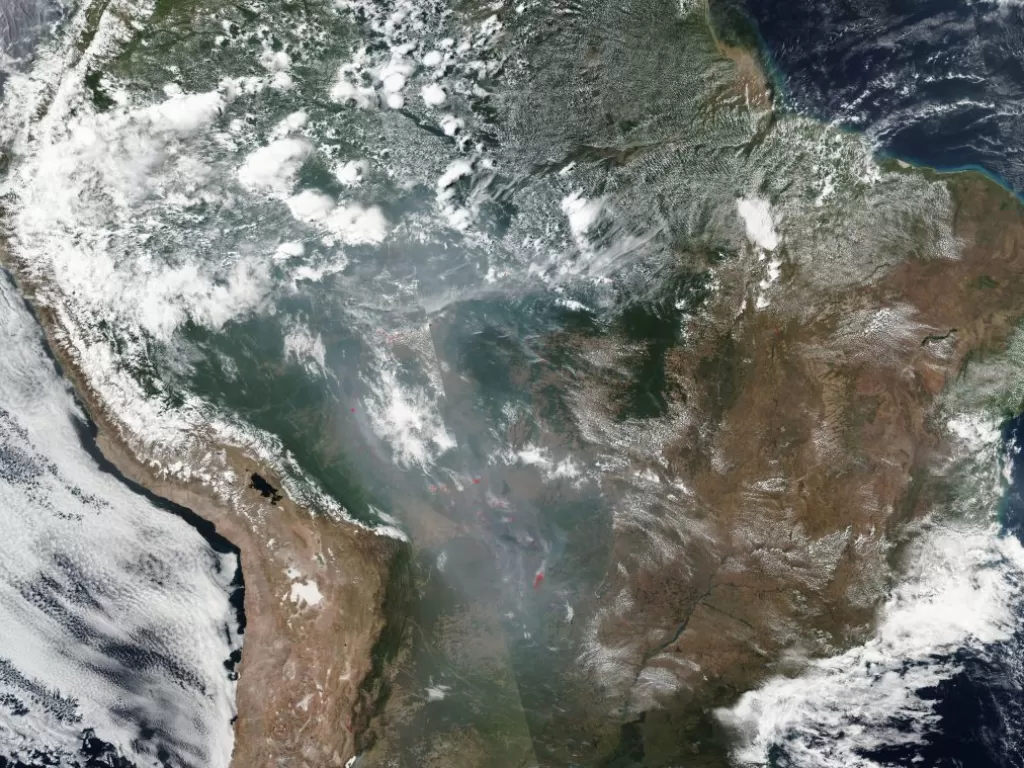 Kebakaran di seluruh Brazil dan lembah Amazon yang terlihat dari satelit NASA/Maxar Technologies 