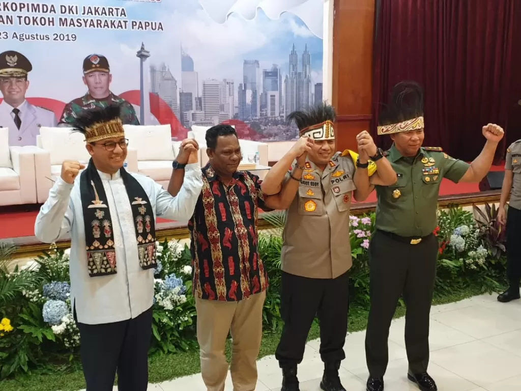 Gubernur DKI Jakarta, Anies Baswedan (kiri) ketika menghadiri Forkopimda/Istimewa.