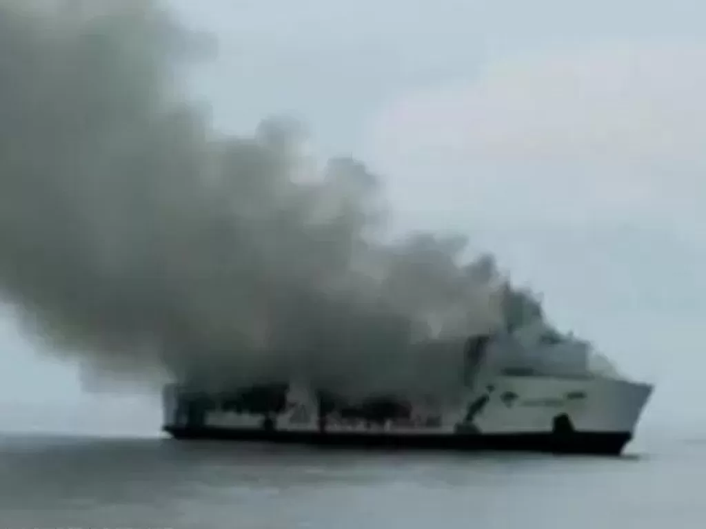 Kapal Motor (KM) Santika Nusantara yang terbakar. (Humas Basarnas Surabaya)