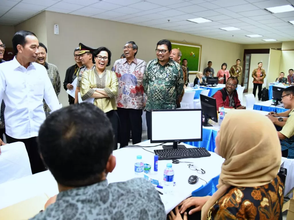 Presiden Jokowi saat meninjau layanan pajak, di Kantor Pusat Ditjen Pajak, Jakarta, Jumat (30/9/2017). (Foto: BPMI/Laily)