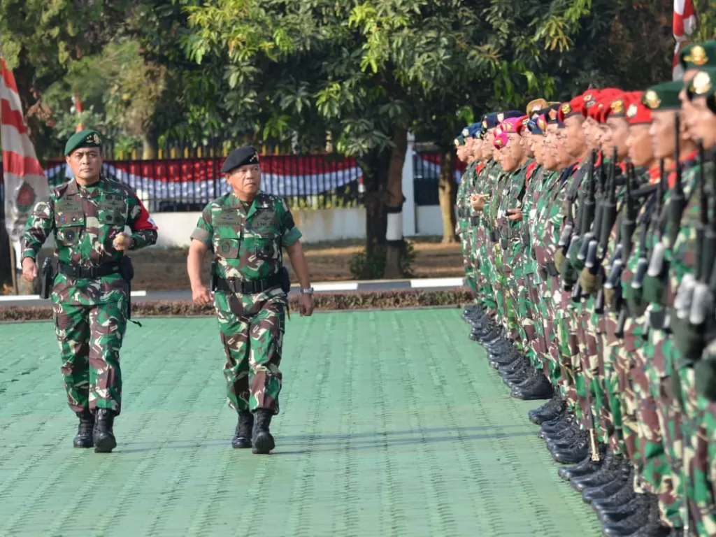 Irjen TNI Letjen TNI M. Herindra saat melakukan inspeksi pasukan upacara pembukaan latihan gabungan. (Puspen TNI)