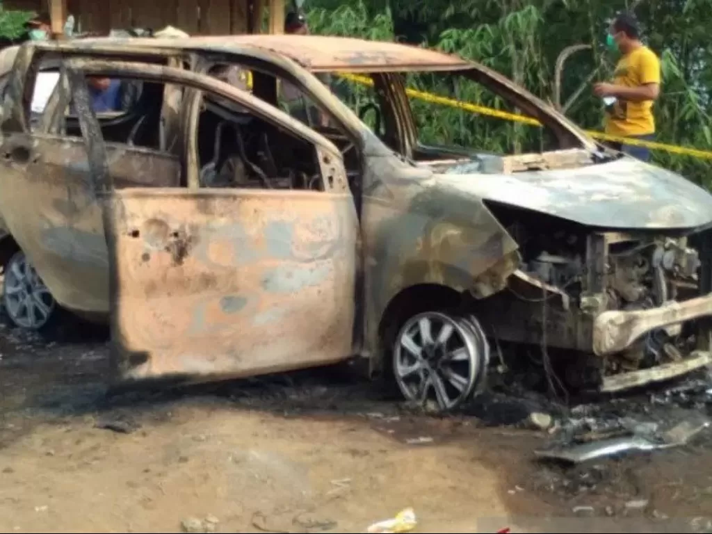 Minibus Toyota Cayla nomor polisi B 2983 SZH yang terbakar di Kampung Bondol, Kabupaten Sukabumi, Jawa Barat. (Antara News)