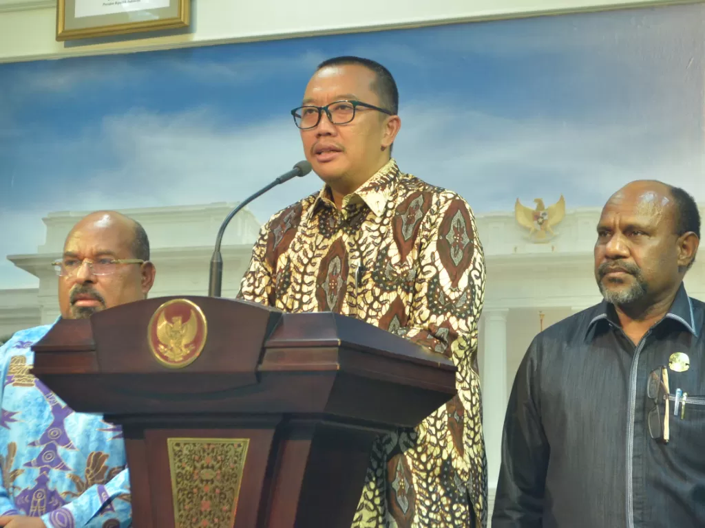 Menpora Imam Nahrawi didampingi Gubernur Papua Lukas Enembe menyampaikan keterangan pers usai mengikuti rapat terbatas, di Kantor Presiden, Jakarta, Senin (26/8) (Humas/Fitri)